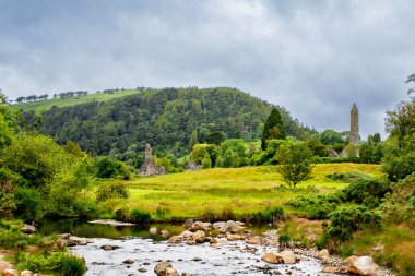 Glendalough Vadisi'nde pastoral görünümü, County Wicklow, İrlanda. Dağlar, göl ve turistler yürüyüş yolları.