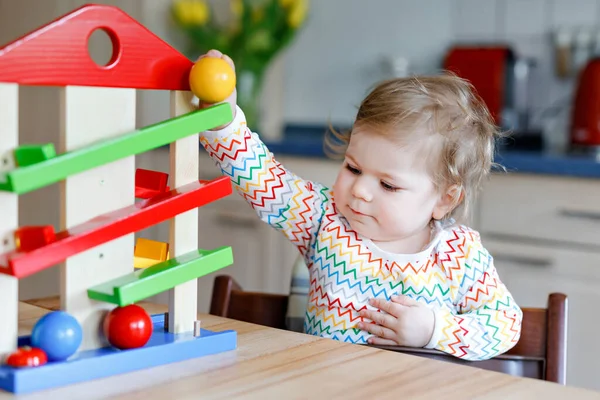 Bambina Che Gioca Con Giocattoli Educativi Casa Nella Scuola Materna — Foto Stock