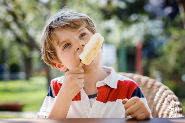 Yazın Dondurma Yiyen Küçük Bir Anaokulu Çocuğu Soğuk Tatlılı Mutlu — Stok fotoğraf