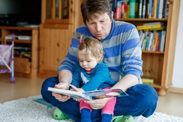高加索父亲的画像和女儿一起拿着故事书看书 家教向老师学习 教育快乐家庭一起相爱 睡前讲故事父亲一天的概念 — 图库照片