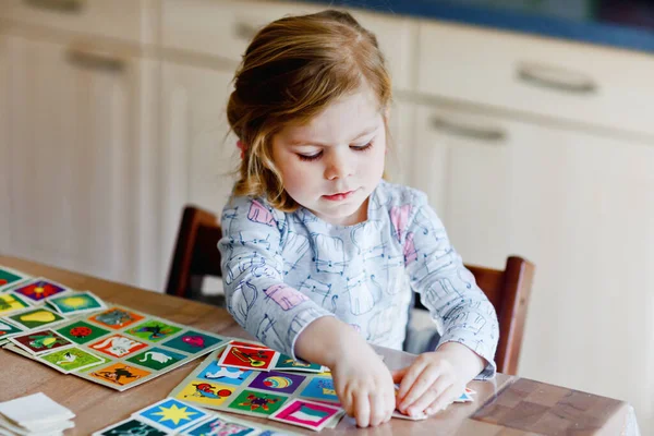 Ενθουσιασμένος Χαμογελώντας Χαριτωμένο Κοριτσάκι Παίζει Παιχνίδι Καρτών Εικόνας Ευτυχισμένο Υγιές — Φωτογραφία Αρχείου
