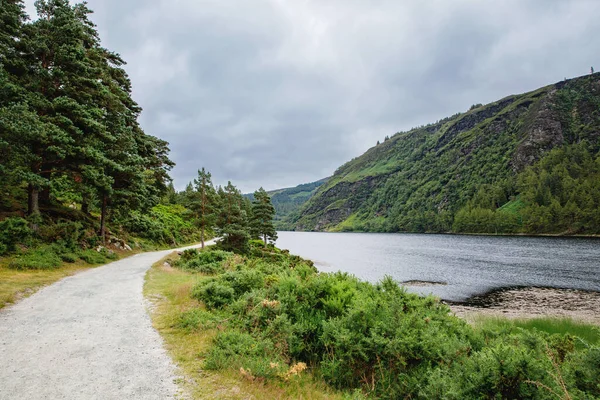 Idylliczny Widok Dolinie Glendalough Hrabstwo Wicklow Irlandia Góry Jeziora Turyści — Zdjęcie stockowe