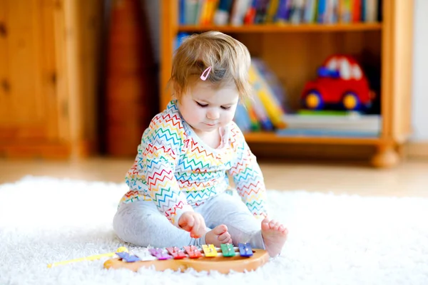 Kleine Baby Meisje Spelen Met Educatieve Houten Muziek Speelgoed Thuis — Stockfoto