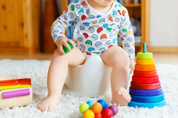 Primer Plano Niño Pequeño Lindo Meses Sentado Orinal Niño Jugando —  Fotos de Stock