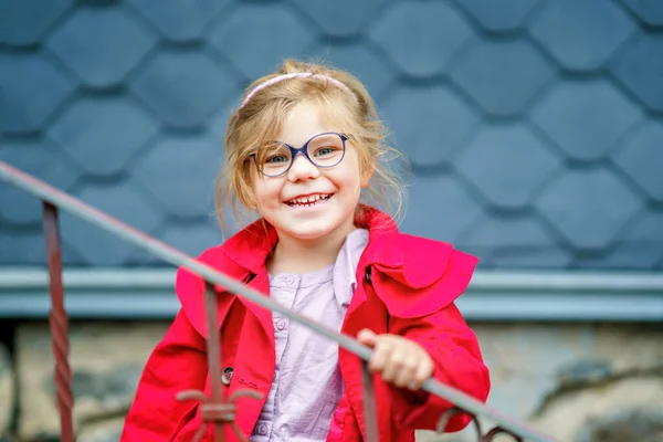 Portrét Roztomilé Školačky Brýlemi Venku Šťastné Vtipné Dítě Nových Modrých — Stock fotografie