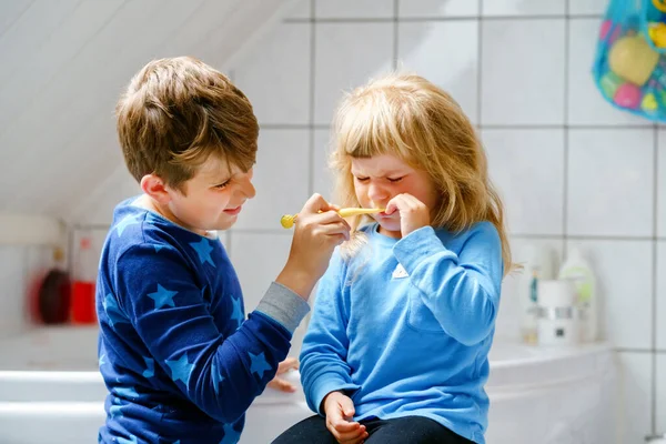 Kleine Vorschulmädchen Und Vorschulkinder Beim Zähneputzen Bruder Lehrt Schwester Zähne — Stockfoto