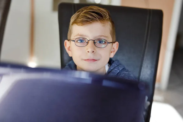 Rapaz Saudável Feliz Com Óculos Fazendo Lição Casa Escola Casa — Fotografia de Stock