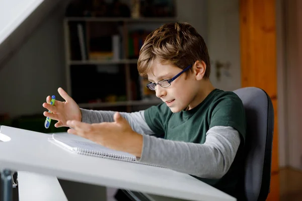 Niño Escuela Triste Trabajador Haciendo Tarea Durante Tiempo Cuarentena Enfermedad —  Fotos de Stock