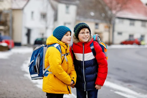 Dwójka Małych Chłopców Podstawówki Idących Szkoły Podczas Opadów Śniegu Szczęśliwe — Zdjęcie stockowe