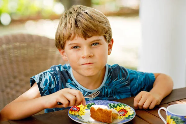 美丽的男孩吃苹果派在餐馆度假 在夏天的户外咖啡馆里快乐健康的孩子 吃蛋糕 — 图库照片