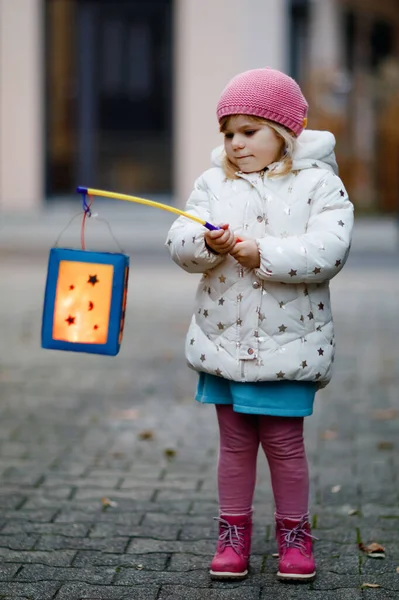 Κοριτσάκι Που Κρατάει Αυτοσχέδια Φανάρια Κερί Για Την Πομπή Του — Φωτογραφία Αρχείου