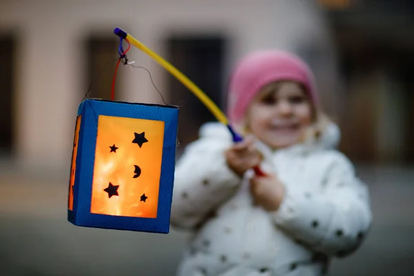 Primer Plano Niña Pequeña Sosteniendo Linternas Hechas Misma Con Vela — Foto de Stock