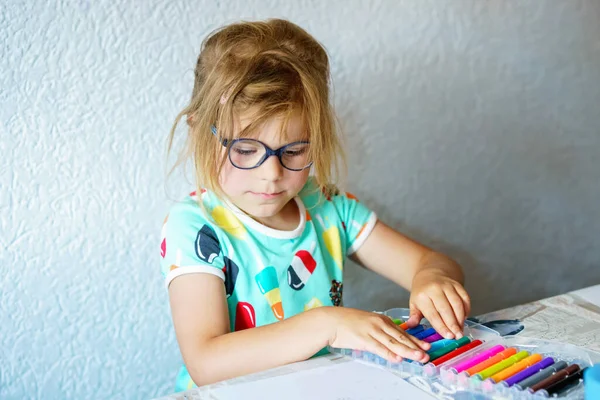 Счастливая Дошкольница Очках Учится Рисовать Красочными Карандашами Войлочными Ручками Маленький — стоковое фото