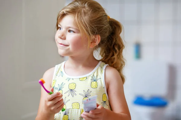 Cute Little Girl Toothbrush Toothpaste Her Hands Cleans Her Teeth — Stockfoto