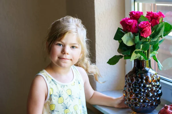 Pequena Menina Pré Escolar Com Flor Subiu Buquê Casa Criança — Fotografia de Stock