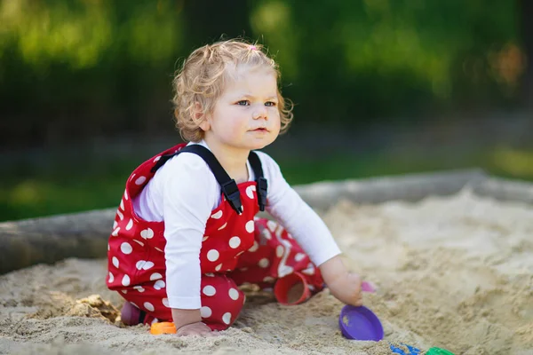 Söt Liten Flicka Leker Sand Utomhus Lekplats Vacker Baby Röda — Stockfoto