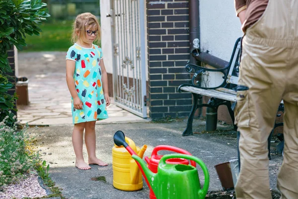 Little Girl Watering Flowers Garden Child Waiting Father Filling Water — Stockfoto
