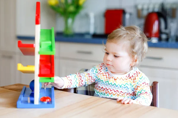 Kislány Játszik Oktatási Játékok Otthon Vagy Óvoda Boldog Egészséges Kisgyermek — Stock Fotó