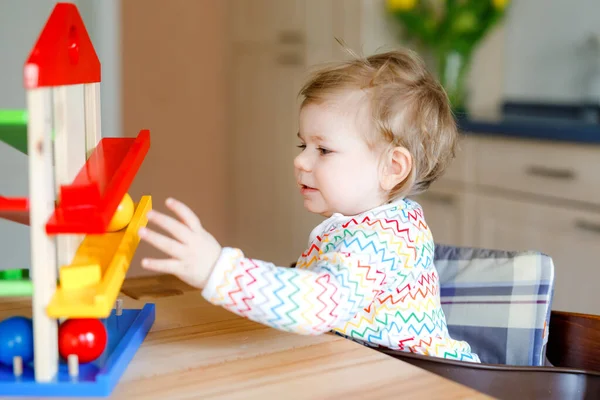 Kleine Mädchen Spielen Hause Oder Kinderzimmer Mit Lernspielzeug Fröhliches Gesundes — Stockfoto