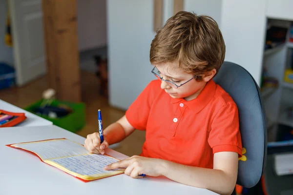 Ritratto Ragazzino Con Gli Occhiali Casa Che Compiti Scrive Impara — Foto Stock