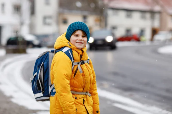 Školní Dítě Chlapeček Základní Třídy Školy Pěšky Během Sněžení Šťastné — Stock fotografie