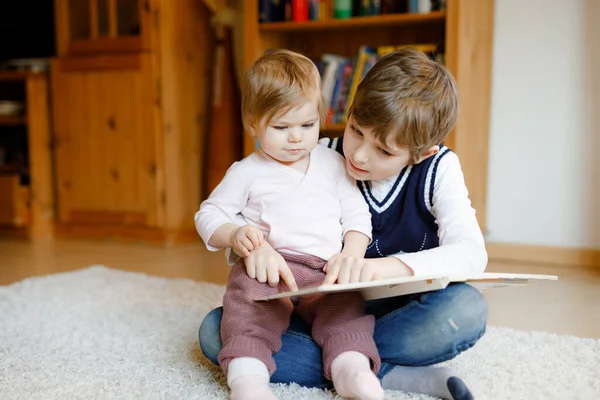 Menino Escola Lendo Livro Para Menina Criança Dois Irmãos Sentados — Fotografia de Stock