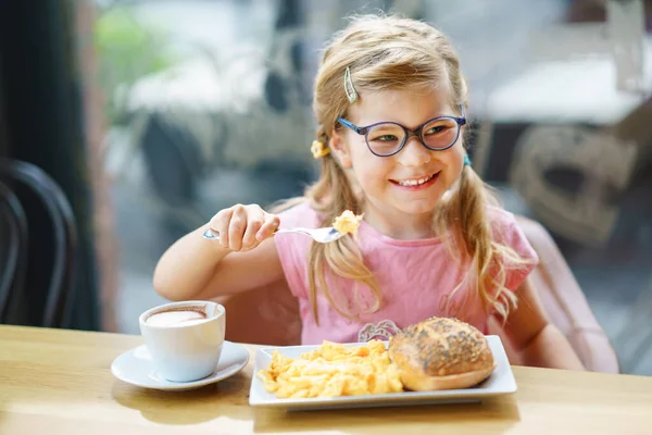 Little Smiling Girl Have Breakfast Cafe Preschool Child Glasses Drinking — ストック写真