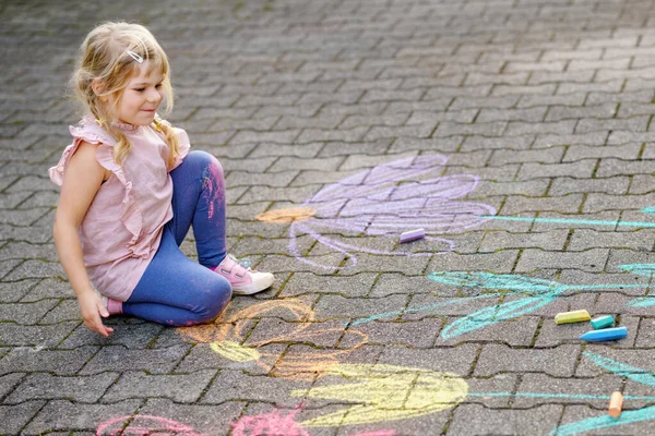 Kleine Kleuter Meisje Schilderen Met Kleurrijke Krijtjes Bloemen Grond Achtertuin — Stockfoto
