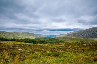 Glendalough Vadisi'nde pastoral görünümü, County Wicklow, İrlanda. Dağlar, göl ve turistler yürüyüş yolları.