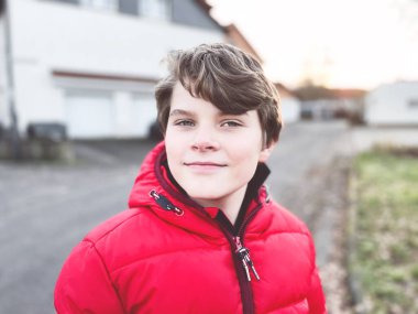 Küçük okul çocuğunun portresi. Güzel mutlu çocuk kameraya bakıyor. Okullu çocuk gülümsüyor. Eğitim kavramı