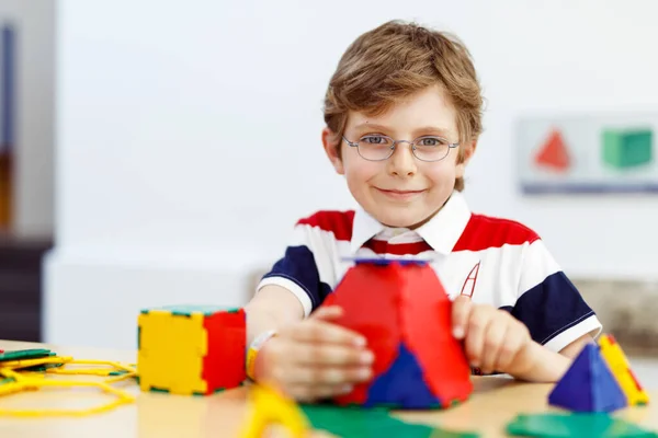 Egy Szemüveges Kisfiú Aki Színes Műanyag Elemekkel Játszik Iskolában Vagy — Stock Fotó