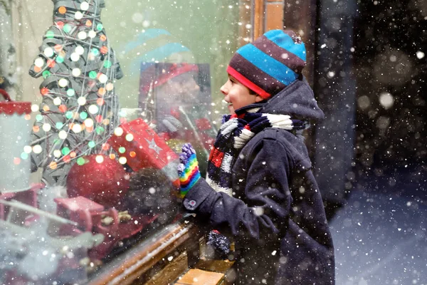 Leuke Kleine Schooljongen Kerstmarkt Grappig Vrolijk Kind Mode Winter Kleding — Stockfoto