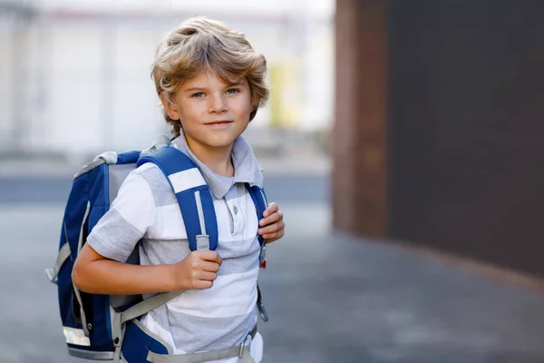 Glad Liten Pojke Med Ryggsäck Eller Väska Som Heter Ranzen — Stockfoto