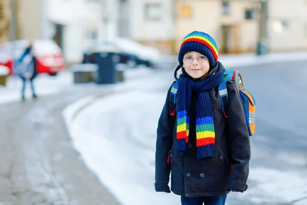 Lköğretim Sınıfının Küçük Çocuğu Kar Yağarken Okula Yürüyor Gözlüklü Mutlu — Stok fotoğraf