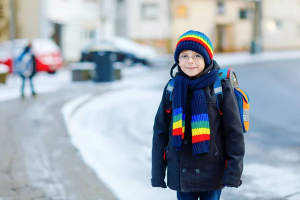 Liten Skolpojke Grundskolan Som Går Till Skolan Snöfallet Glad Frisk — Stockfoto