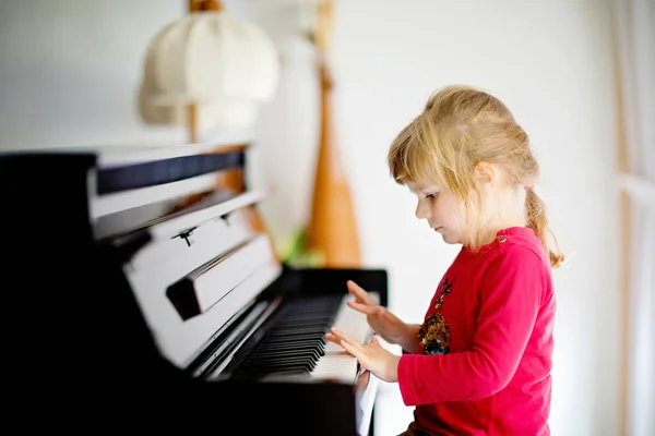 Hermosa Niña Tocando Piano Sala Estar Lindo Niño Preescolar Que —  Fotos de Stock