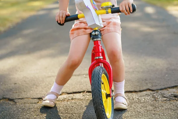 夏の日にバランスバイクで走っている少女の足の閉鎖 幸せな子供の運転 自転車でのサイクリング 屋外活動 子供時代 子供の夏の活動 — ストック写真