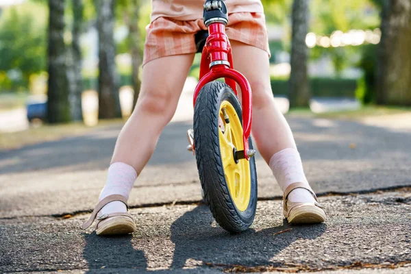 Fechar Pernas Menina Correndo Com Bicicleta Equilíbrio Dia Verão Condução — Fotografia de Stock