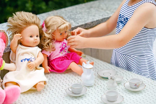 Uma Menina Pré Escolar Brincar Com Bonecas Feliz Criança Animada — Fotografia de Stock
