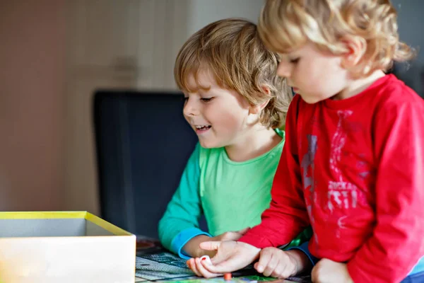 Twee Blonde Jongen Jongetjes Samenspelen Boord Thuiswedstrijd Grappige Siblings Plezier — Stockfoto