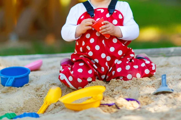 Симпатичная Малышка Играет Песке Открытой Площадке Ребенок Красных Брюках Веселится — стоковое фото