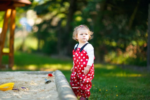 Söt Liten Flicka Leker Sand Utomhus Lekplats Vacker Baby Röda — Stockfoto