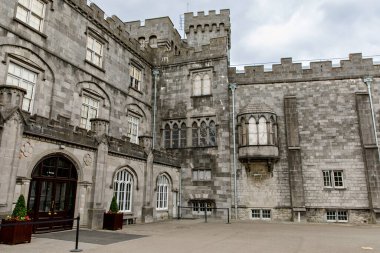 Kilkenny Kalesi, İrlanda. Caislean Chill Zinciri. Kilkenny, İrlanda 'da Nore Nehri' nin taşma noktasını kontrol etmek için 1195 yılında inşa edilmiş bir kale..