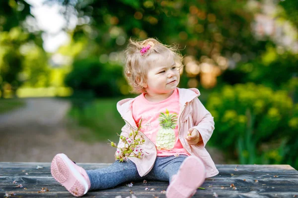 Leuk Schattig Peuter Meisje Speelt Met Bloeiende Kastanje Bloemen Baby — Stockfoto