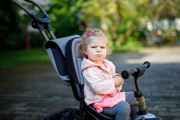 Linda Niña Adorable Niño Sentado Bicicleta Empuje Triciclo Niño Pequeño — Foto de Stock