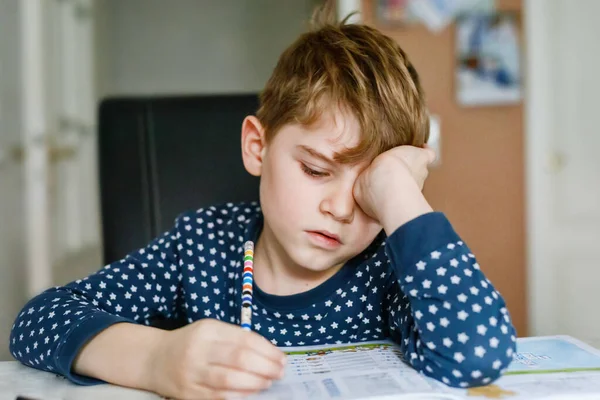 Fleißiger Trauriger Schuljunge Der Hausaufgaben Macht Verärgertes Müdes Kind Auf — Stockfoto