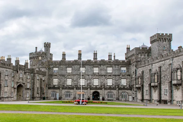 Kilkenny Kalesi, İrlanda. Caislean Chill Zinciri. Kilkenny, İrlanda 'da Nore Nehri' nin taşma noktasını kontrol etmek için 1195 yılında inşa edilmiş bir kale..
