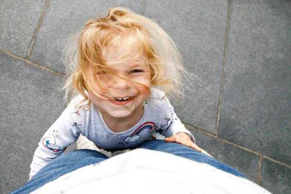 Baby Meisje Omarmen Moeder Familie Geluk Liefde Schattig Lachend Peuter — Stockfoto