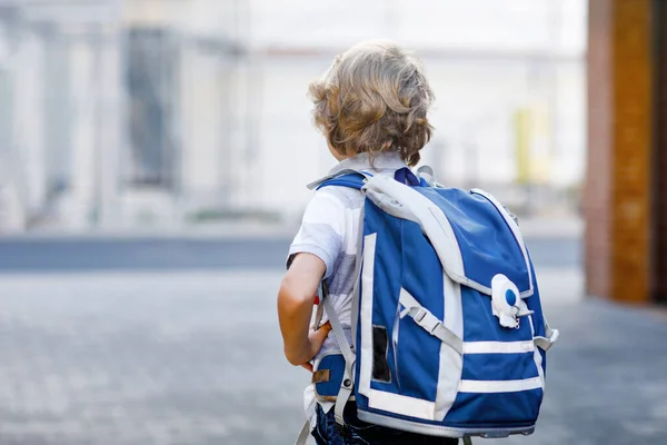 Szczęśliwy Chłopczyk Plecakiem Lub Torbą Imieniu Ranzen Niemiecku Uczeń Drodze — Zdjęcie stockowe