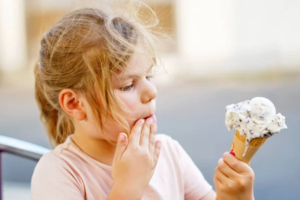阳光明媚的夏日 一个可爱的学龄前小女孩在华夫饼蛋筒里吃冰淇淋 快乐的幼儿吃冰淇淋甜点 炎热温暖的夏天吃甜食 — 图库照片